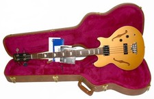 Rara custodia rigida inclusa