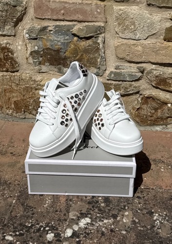 Sneakers bianche con - bianche, dettagli