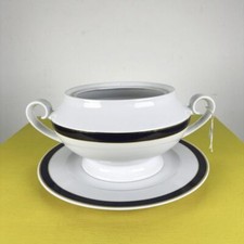 zuppiera con piatto in