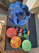 ARENA + 3 BEYBLADE, TUTTO COMPRESO COME DA FOTO