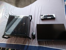 Una tastiera e mouse PC specifiche PC GTX 1650 e un set monitor Intel 4a generazione e A