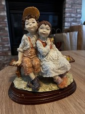 Giuseppe Armani Capodimonte Gullivers mondo ragazzo e ragazza su panchina