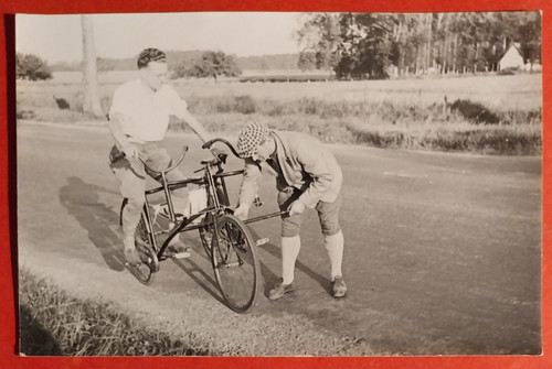 Cartolina uomini bici a - bici,