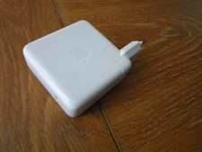 Apple 67W USB-C Alimentatore per MacBook Serie  leggermente usato, con c cavo