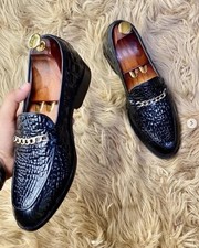 Scarpe in pelle nera fatte a