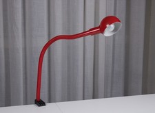 Lampada da scrivania Snake con morsetto. Design Isao Hosoe. Altezza max 72cm.