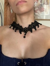 Collana girocollo in raso colore nero con pendenti e grande pendente centrale