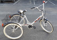 [01] BICICLETTA VM A 3 RUOTE CON CESTINO GRANDE, COLORE ARGENTO, COME NUOVA!