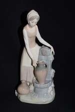 STATUINA IN PORCELLANA NAO BY