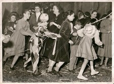 1955c ROVIGO Festa di Carnevale balli costumi arlecchino Fotografia Giulianelli