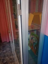 Vetrinetta in alluminio bianco con serrature.