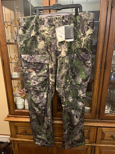 Pantaloni nuovi con - , etichette