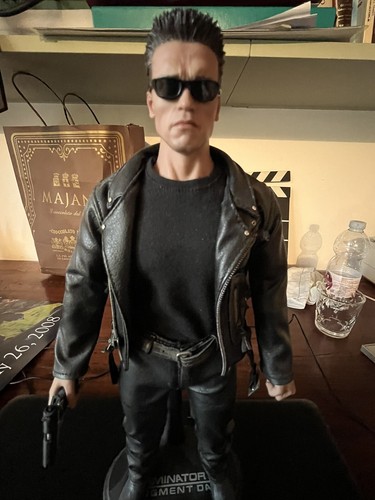 Terminator hot toys - terminator, toys,