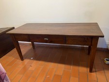 Tavolo soggiorno in legno antico di castagno dotato di cassetto