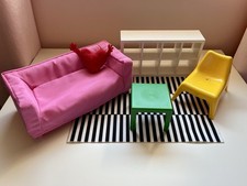 Set soggiorno casa delle bambole IKEA: divano, cuscino, tappeto, tavolo, sedia e ripiano
