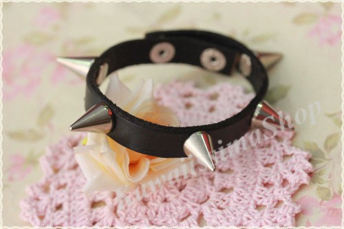 Bracciale pelle nero borchie