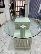 tavolo  in  vetro cristallo con  alto spessore mantenuto da ventose