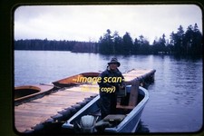 Uomo al lago in barca da pesca