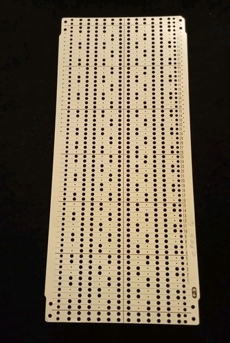 Una carta perforata mano - perforata,