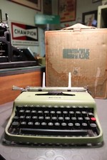 Macchina per scrivere OLIVETTI