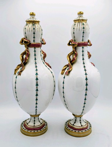 Coppia antichi vasi con - vasi,