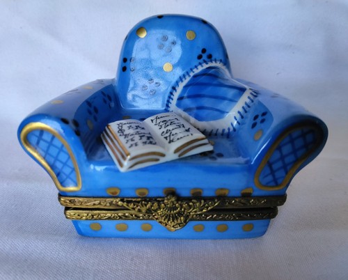 Rara poltrona blu con libro - , e