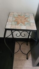 tavolino in ferro battuto con ripiano quadrato in ceramica decorata