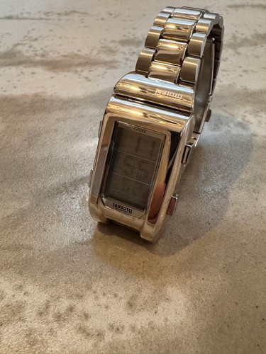 Orologio digitale indipendente