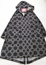 JANTJE_ONTEMBAAR Cappotto lungo con stampa all over nero bianco, con cappuccio, primavera/autunno