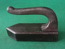 ANTICO RARO FERRO DA STIRO IN FERRO NUMERO 4 META' 800. CK52