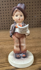 Figurina Goebel Hummel "Cantante di strada" # 131 ragazzo con spartiti musicali