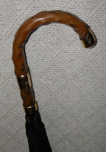 Antico ombrello nero manico