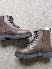 Stivaletti stringati nuovi con