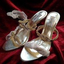 Scarpe in raso con cinturino
