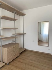 Cabina armadio a parete in legno, progettata e realizzata su misura