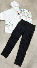 Pantaloni sportivi e felpa con