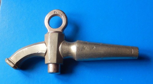 Vecchio rubinetto ottone birra