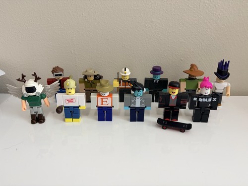 Roblox series figures - 1,