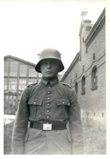 Foto, tedesco Reich 1934 Inf.Rgt.9.: soldato con elmetto in acciaio M18 sul d...