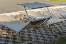 lettini da mare con parasole 