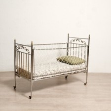 Lettino vintage da bambino in ferro con sponde abbassabili in rete e metallo '60