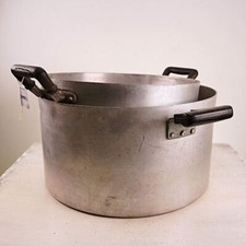 coppia di grandi pentole in alluminio vintage