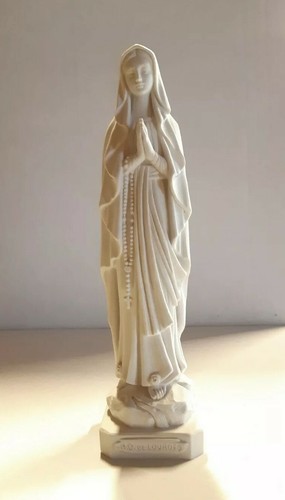 Statua madonna lourdes in - madonna, di