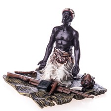 Scultura in bronzo colorato di stile viennese arabo con fucile dopo Franz Bergman