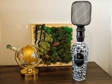 Lampada di design con bottiglia di Generous Gin Black con lampadina a gabbia