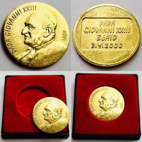 Gold plated medallion - gold,