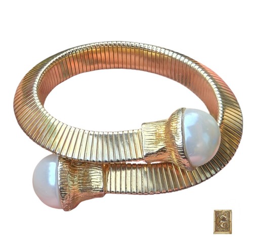 Vintage gold tone pearl - ​vintage, gold-tone