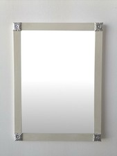 specchio con cornice in legno, colore bianco con fregi angolari argento 