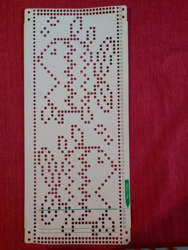 Una scheda perforata dal set