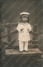 Ritratto bambino su panchina con divisa da marinaio Fotografia